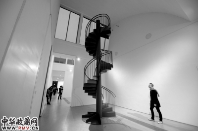 展览现场的金梯装置作品《金梯子》《看天空》。京华时报记者谭青摄