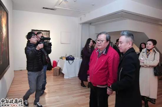 展览现场 艺术家曲比哈布带领中国作家协会书记处书记、副主席吉狄马加欣赏自己的作品.webp