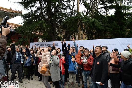 开幕现场嘉賓及觀眾對航拍儀合影