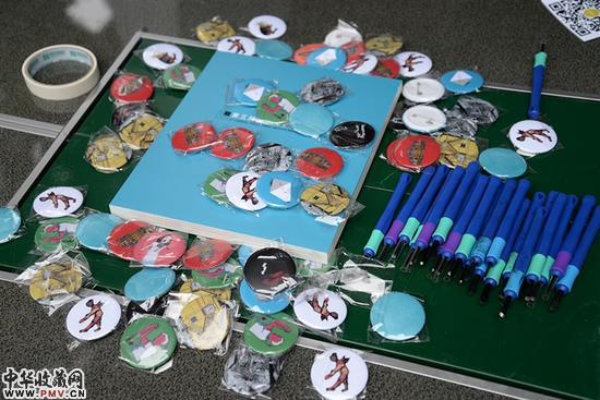 开幕现场以藝術家作品圖為元素的胸卡