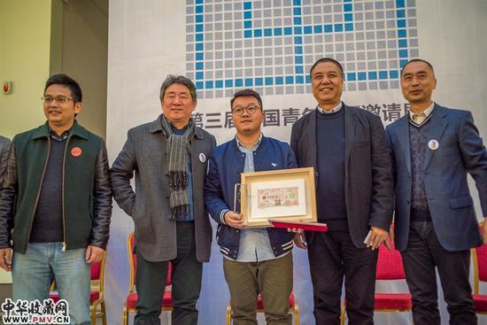 颁奖嘉宾与获奖艺术家合影