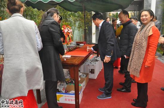 1张行保先生及夫人范立贞女士接待来宾