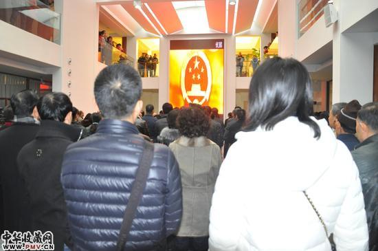 2开幕式以集体唱国歌的方式开场