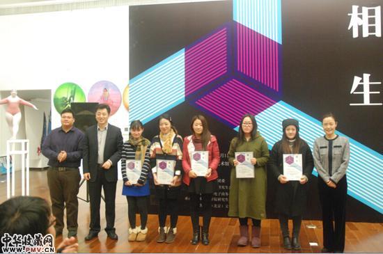 获得艺拍客最受观众喜爱奖同学上台领奖