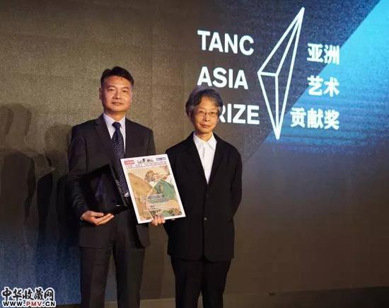 颁奖嘉宾中国著名艺术家、文化学者卢辅圣（右），奖项得主苏州博物馆代表、馆长陈瑞近（左）