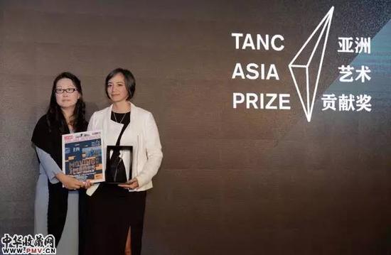 　　颁奖嘉宾上海二十一世纪民生美术馆馆长甘智漪（左），M 视觉文化博物馆策展人姚嘉善（右）代表M 视觉文化博物馆上台领奖