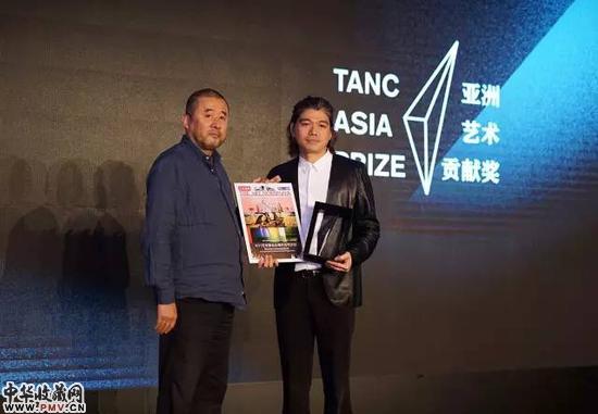 颁奖嘉宾艺术家张培力（左），奖项得主K11艺术基金会代表K11艺术基金会项目部代表黄圣智（右）