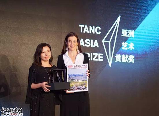 　　颁奖嘉宾黛博拉·纳加尔，让·保罗纳加尔基金会（迪拜）创办人（右），奖项得主上海西岸文化走廊的代表——上海西岸开发（集团）有限公司副总经理干瑾（左）