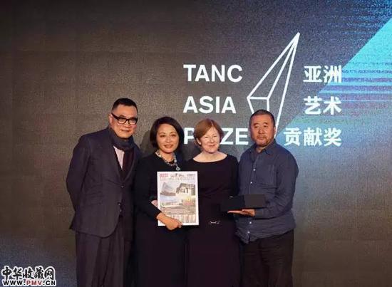 　　左起：颁奖嘉宾现代传播集团董事长邵忠，奖项得主OCAT当代艺术馆群代表OCAT深圳总馆长栾倩、OCAT西安馆执行馆长凯伦·史密斯、OCAT上海馆执行馆长张培力