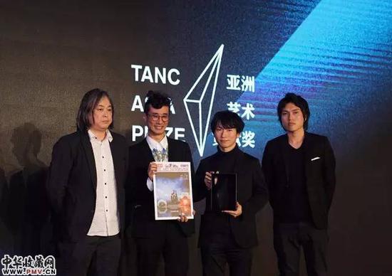 颁奖嘉宾艺术家杨福东（左一），奖项得主teamLab成员代表工藤岳、小林大将、金泽真（从左至右）