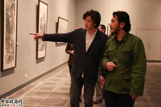 广州美术学院院长黎明参观展览