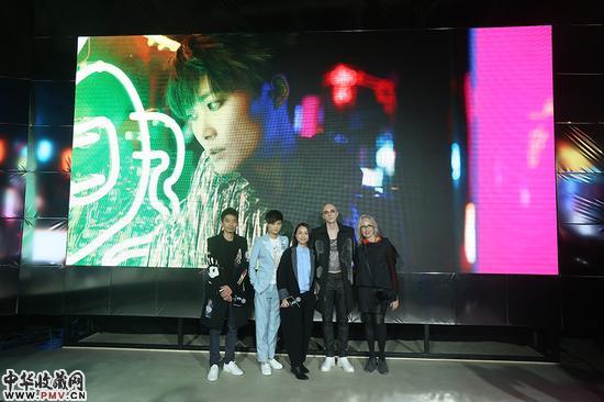 天娱艺术总监游上上、李宇春、天娱总裁龙丹妮、PC MUSIC艺术总监Finn、建筑师Yael Reisner合影2