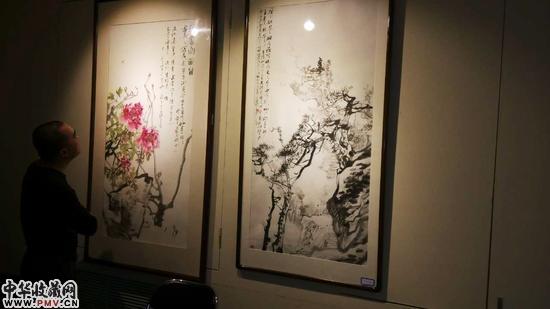 展覽現(xiàn)場觀看學術顧問陳玉圃先生參展作品