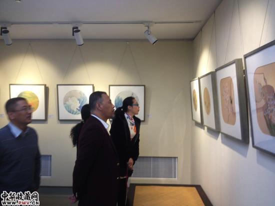 展覽現(xiàn)場觀眾看展