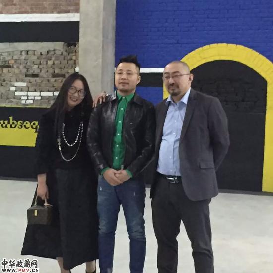 在3画廊合伙人棉布（左）、季晓峰（右），艺术家杨威（中）