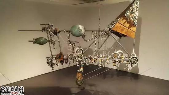 鸿韦 《无题》 不锈钢管、瓷土、铁皮、不锈钢丝 250×80×150cm 2015