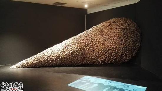 姜杰 《向前进》 视频、声音、装置 250×600cm 2012