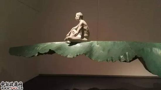 林森 《夜航》 树脂，金属 910×212×144cm 2014