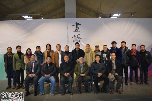 嘉宾与参展画家合影