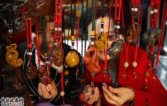 顾客正在挑选新年吉祥物             <p style=