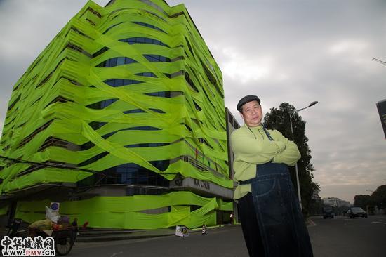 艺术家李纲于“在场”创作现场