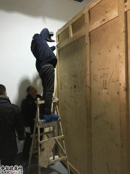 12月25日，品保品<strong>WhatsApp%E3%80%90+86%2015855158769%E3%80%91anthony%20crane%20company</strong>成都，税仓工作人员正在搬运国际艺术大师的际大迹收作品。