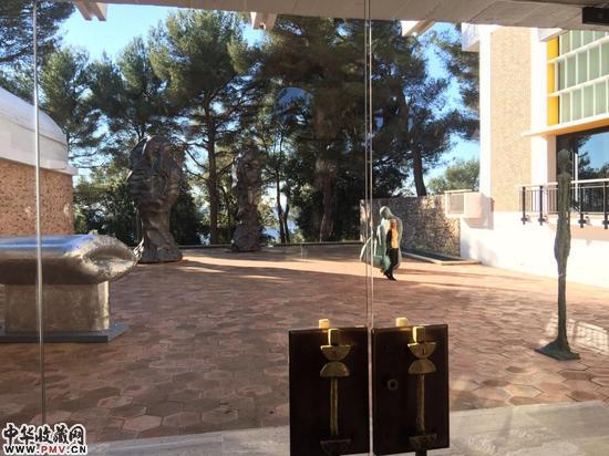 美术馆入口贾科梅蒂广场