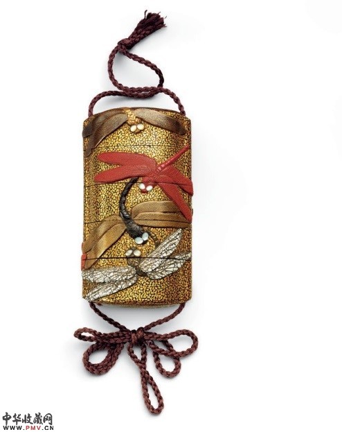 带蜻蜓图案的四格印笼，日本，十九世纪，漆器以平目技法饰有螺钿镶嵌的艳彩蜻蜓浮雕，鲍氏东方艺术馆。Marian Gérard ? Fondation Baur， Genève