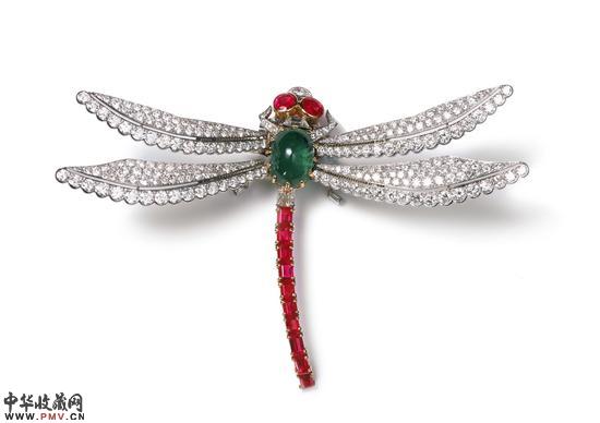 “蜻蜓”胸针，卡地亚巴黎，1953年，铂金，金，钻石，祖母绿，红宝石。卡地亚典藏。Nick Welsh， Collection Cartier ? Cartier