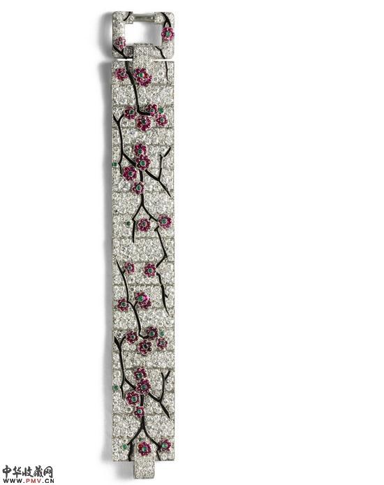 手链，卡地亚纽约，1925年，铂金，钻石，祖母绿，红宝石，缟玛瑙。卡地亚典藏。　Marian Gérard， Collection Cartier ? Cartier