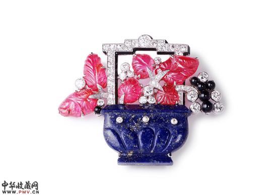 “中国花瓶”胸针，卡地亚纽约，1927年，铂金，金，钻石，红宝石，青金石，缟玛瑙，珐琅。卡地亚典藏。Nick Welsh， Collection Cartier ? Cartier