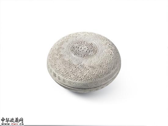 “寿”字图样印泥盒，中国，清代（1644-1911），乾隆（1736-1795）年间，乳白色釉软质瓷。鲍氏东方艺术馆。Marian Gérard ? Fondation Baur， Genève