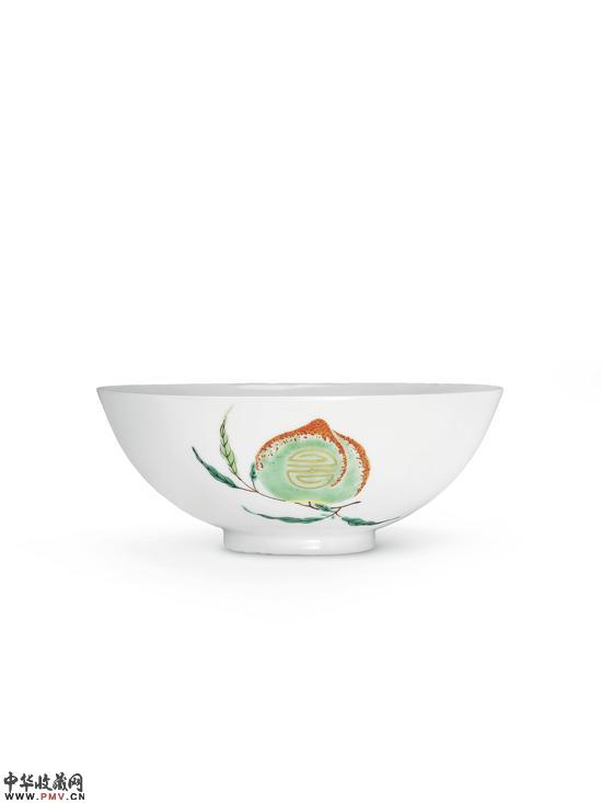 成对“寿”字图样桃纹碗（一件），中国，清代（1644-1919），雍正（1722–1735）或乾隆（1736–1795）年间，珐琅彩瓷。鲍氏东方艺术馆。Marian Gérard ? Fondation Baur， Genève