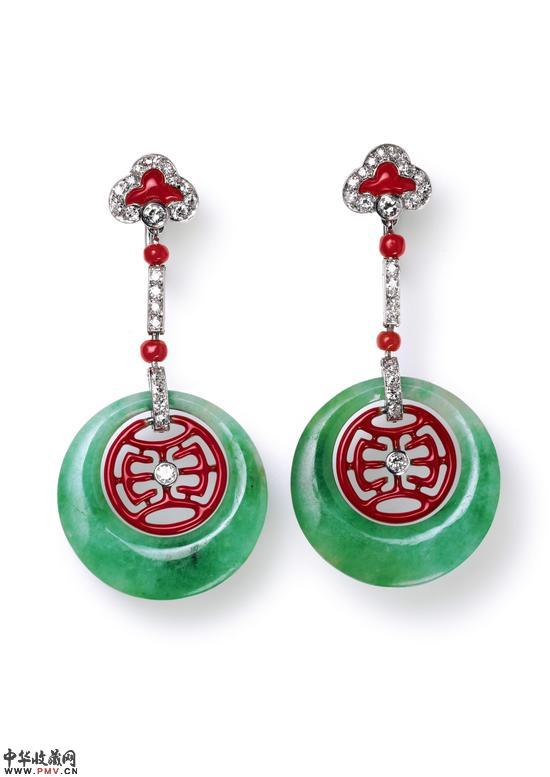 耳坠一对，卡地亚纽约，1926年，铂金，钻石，翡翠，珊瑚，珐琅。卡地亚典藏。　　Nick Welsh， Collection Cartier ? Cartier