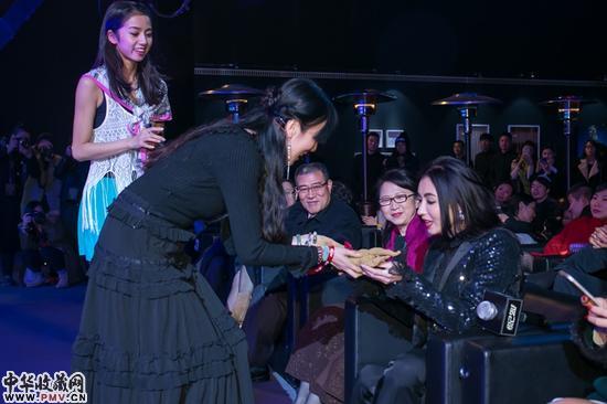 喻高现场将泥塑作品赠予张柏芝