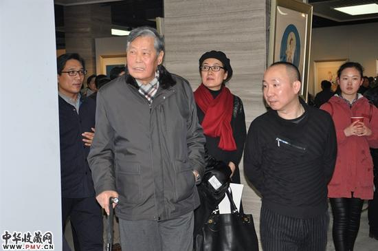 米景扬与艺术家观展