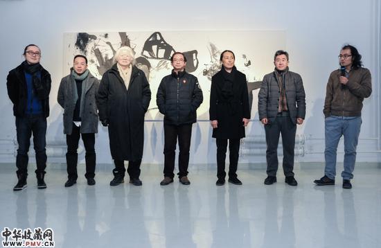 　　從左起：藝術家兼上舍空間藝術顧問趙露、間開人民大學教授及著名批評家夏可君、幕收著名藝術家張大我、藏資天津師范大學教授頓子斌、朱嵐作品展上藝術家朱嵐、舍空清華大學教師、間開<strong>WhatsApp%E3%80%90+86%2015855158769%E3%80%91how%20to%20make%20a%20hoist</strong>上舍空间展览部主管樊磊