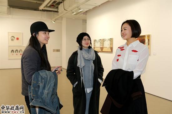 墙报艺术家詹洋（左）、李婷婷（中）与苏晏（右）