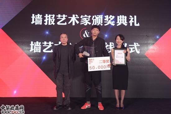 墙报艺术家评委、著名艺术家尚扬先生（左）和瑞士银行（中国）有限公司行长陈庆女士（右）将“墙报艺术家”二等奖授予艺术家胡为一（中）