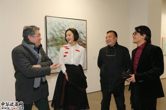 谭平、苏晏、李占洋、王景義（从左往右）在讨论