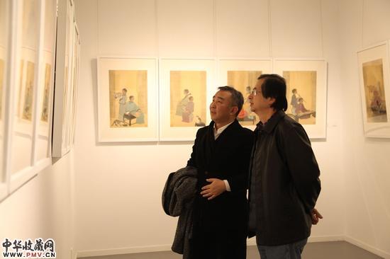 中央美术学院副院长董长侠参观展览