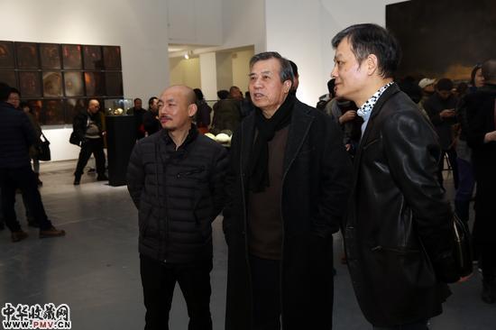 左起：艺术家张方白、尚扬、冯放在展览现场观看作品