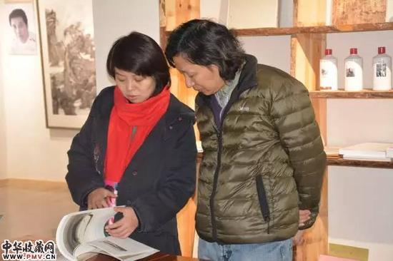 参展画家余光清、亮相师界弘现场交流