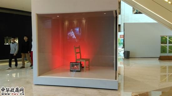 钟嘉玲，鸟，录像装置，8分47秒，41cmx50cmx95cm，2011