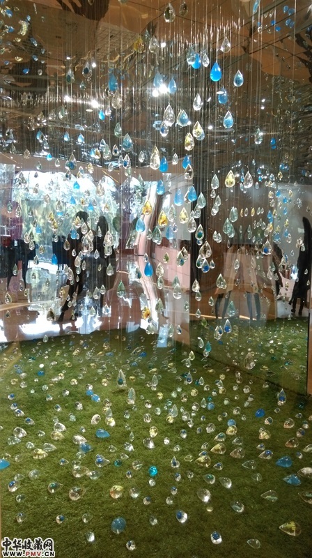 周力，彩色的雨——9000颗雨滴的琥珀，综合材料，6m2(尺寸可变)，2015