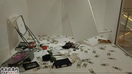 黄小鹏，抓住它拥有它粘住它，装置，尺寸可变，2015