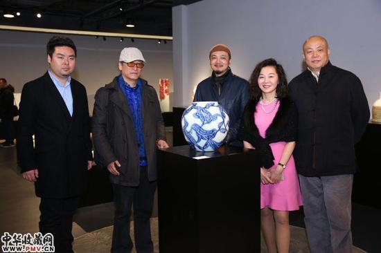 孙良、白明、熊景兰、王秋伟、康文峰在白明作品前