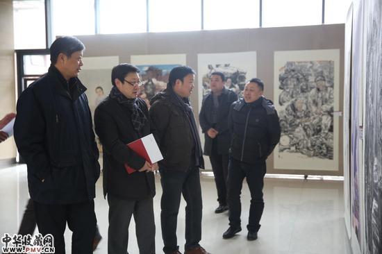 嘉宾认真参观展览作品
