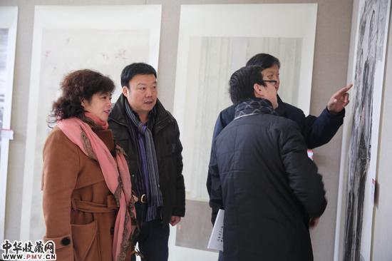 嘉宾认真参观展览作品1、