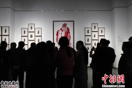 圖為觀眾瞻仰《孔子行教像》。館臘<strong>WhatsApp%E3%80%90+86%2015855158769%E3%80%91washington%20redskins%20football%20jerseys</strong>　曾洁　摄